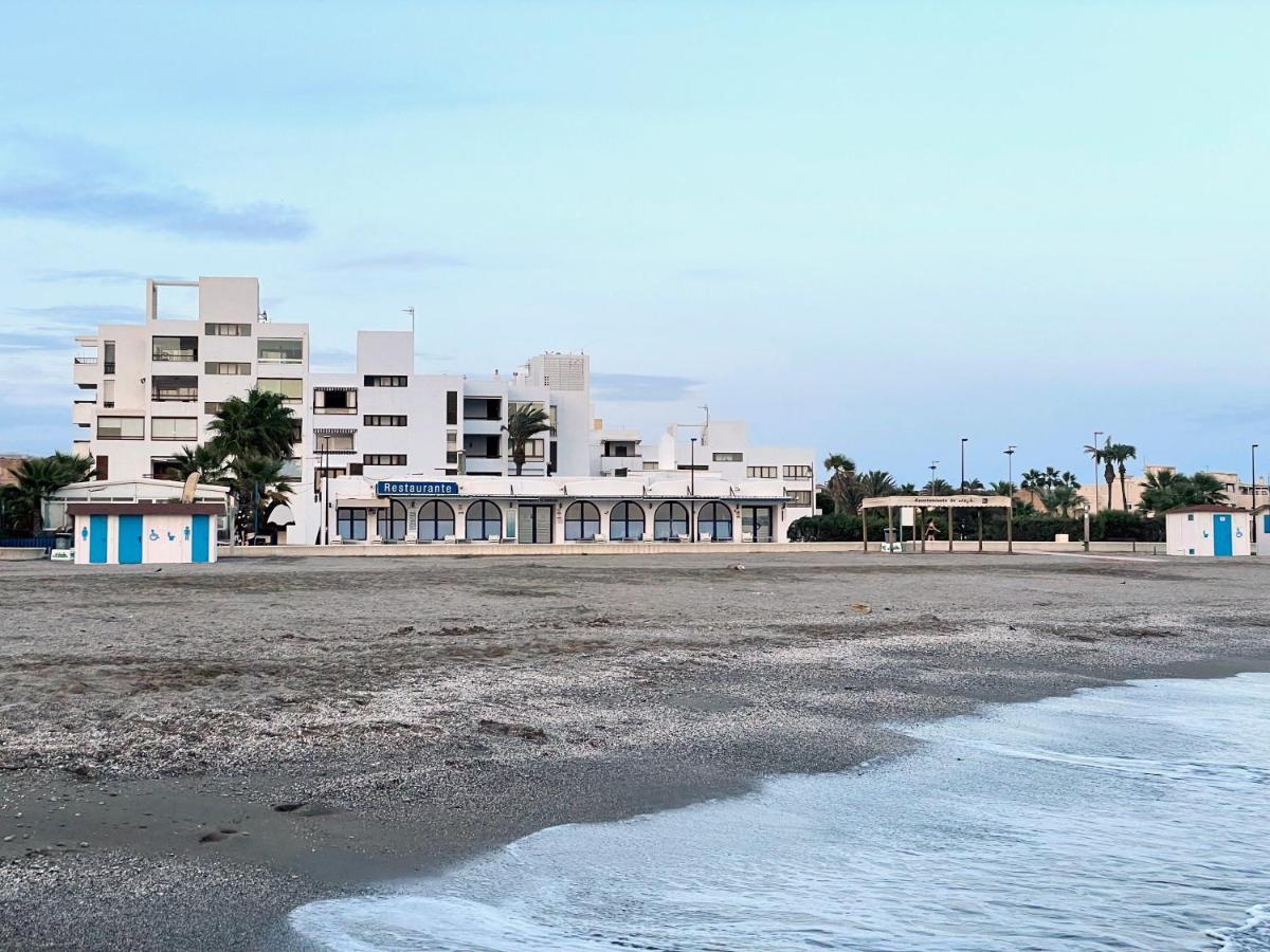 Primera Linea De Playa De Martina Almerimar Luaran gambar